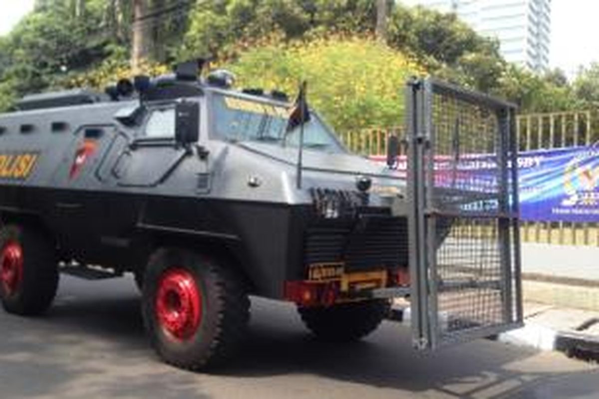 Salah satu kendaraan taktis milik Polri yang disiagakan di Gedung DPR/MPR jelang pelantikan presiden dan wakil presiden 2014-2019 pada Senin (20/10/2014).