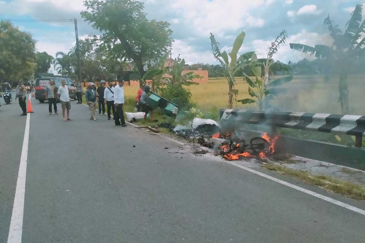 Satu motor terbakar di jalan raya Jalan Sentolo – Nanggulan, Kapanewon Sentolo, Kabupaten Kulon Progo, Daerah Istimewa Yogyakarta. Api diduga dari arang kayu yang dibawanya