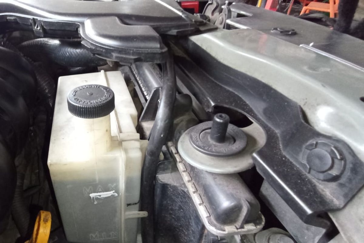 Kebocoran pada radiator harus diperiksa dari mana sumbernya untuk menentukan radiator harus diganti atau bisa diperbaiki