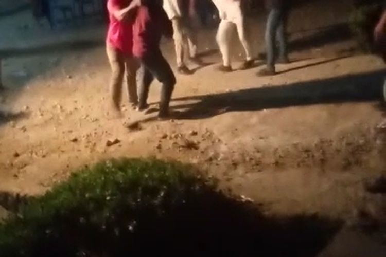 Foto : Sreenshot video aksi pemukulan oleh Kades Kepala Desa Uludala, Kecamatan Maurolu, Kabupaten Ende, NTT.