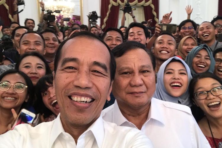 Presiden Joko Widodo dan Ketua Umum Partai Gerindra Prabowo Subianto selfie dengan wartawan seusai keduanya bertemu di Istana Kepresidenan, Jakarta, Jumat (11/9/2019). 