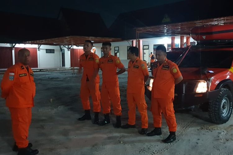 Petugas Basarnas Pekanbaru melakukan persiapan untuk melakukan pencarian korban yang diduga hanyat di sungai rokan, Kabupaten Rokan Hulu, Riau (Dok.Basarnas Pekanbaru)