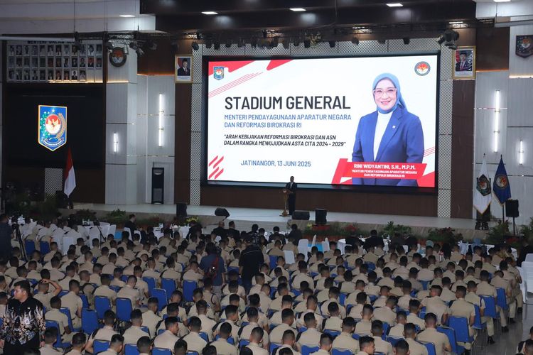 Menteri Pendayagunaan Aparatur Negara dan Reformasi Birokrasi (Menpan RB) Rini Widyantini dalam Kuliah Umum (Stadium General) kepada praja, mahasiswa, dan civitas akademika IPDN Jatinangor di Jatinangor, Kabupaten Sumedang, Jumat (13/6/2025).