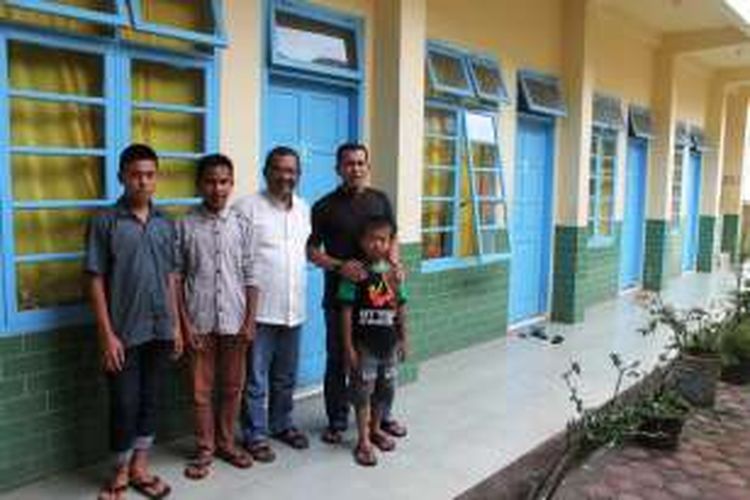 Sejumlah pengurus Yayasan Panti Asuhan Noordeen di Takengon, Aceh Tengah, Aceh, saat sedang bersama para anak asuh mereka. 
