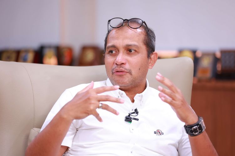 Wakil Menteri Hukum Edward Omar Sharif Hiariej berpose setelah diwawancara Kompas.com di Kementerian Hukum, Jakarta Selatan, Kamis (8/1/2026).