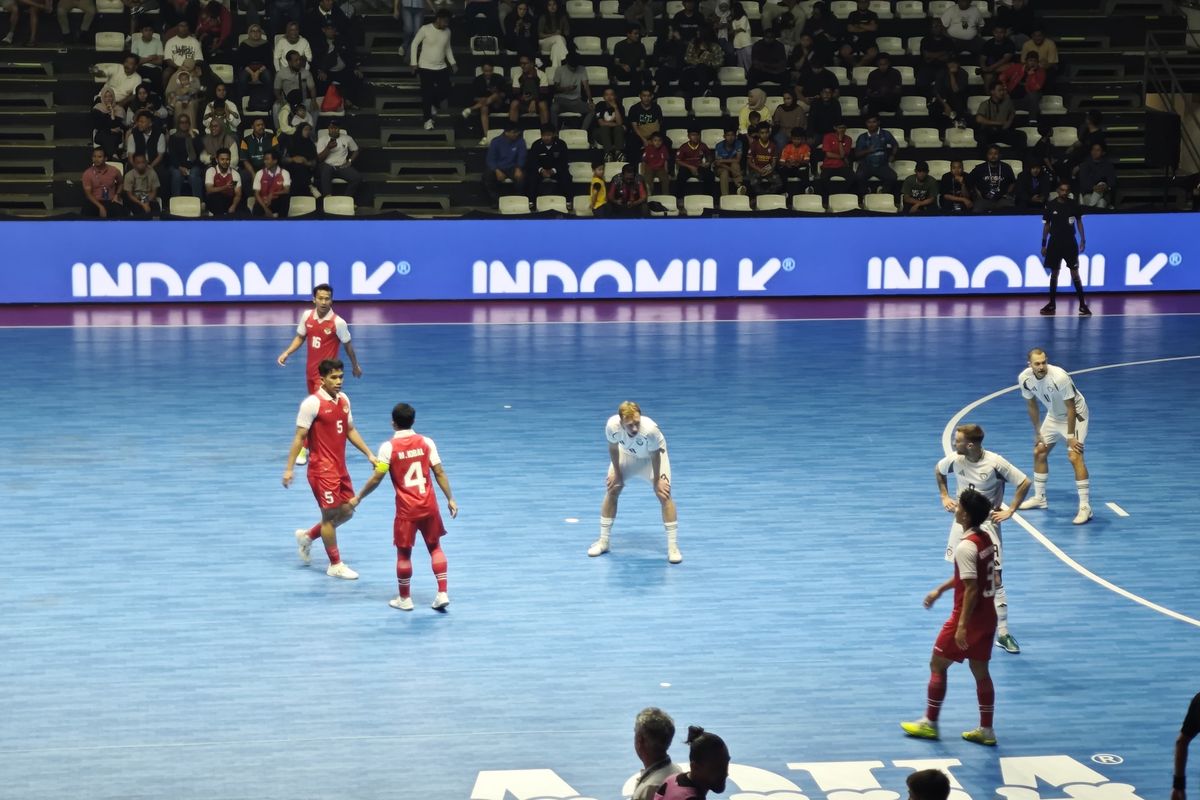 Suasana laga Timnas futsal Indonesia vs Latvia  dalam ajang Four Nations Cup 2025 di GBK Basketball, Minggu (21/9/2025). 