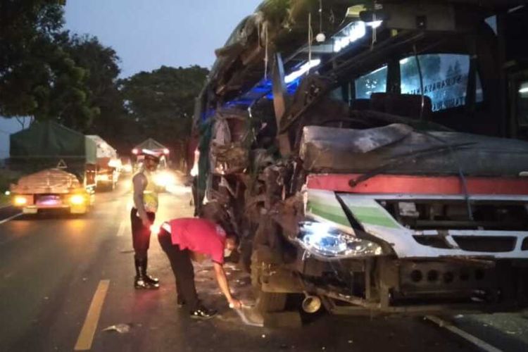 Polisi melakukan olah TKP kecelakaan bus vs truk gandeng di Jalan Raya Nganjuk-Surabaya, Kamis (10/6/2021). Foto: Humas Polres Nganjuk