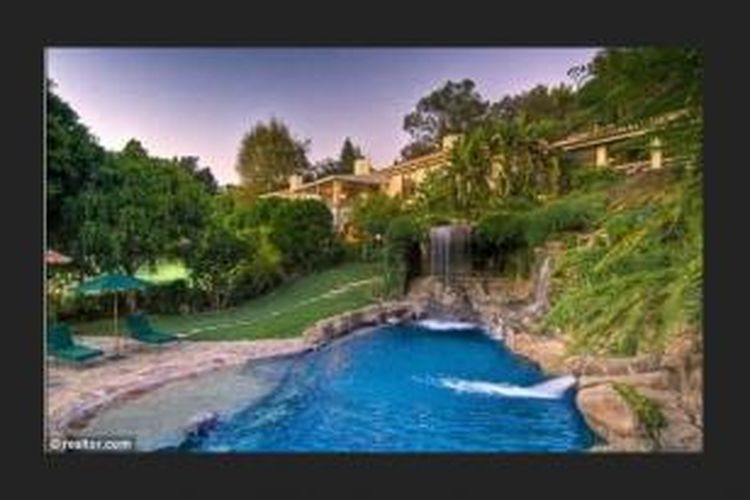 Wahlberg juga menempatkan kolam renang yang luas dengan pemandangan Benedict Canyon dengan fitur lapangan hijau.  