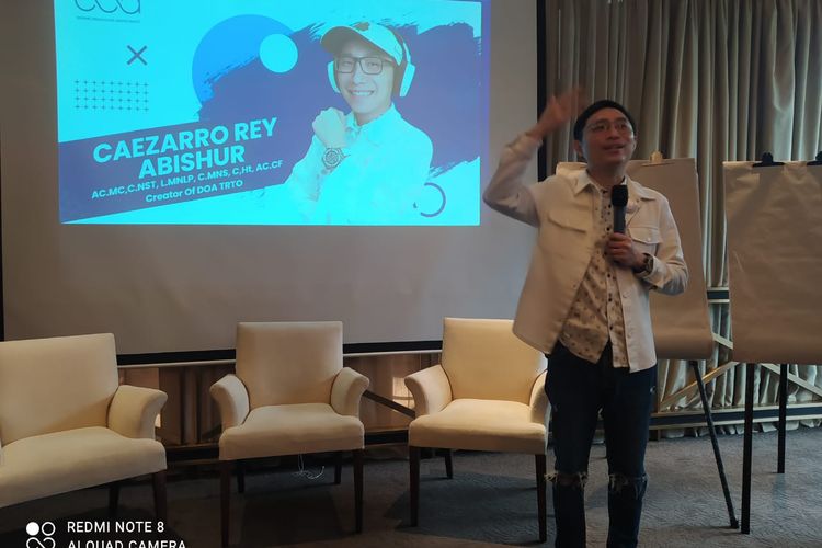 Caezarro Rey Abishur atau karib disapa Coach Rheo saat memberikan penjelasan mengenai metode DOA-TRTO (Divine Oracural Assistance ? Tension Releasing Therapy Online) untuk kesehatan mental, Selasa (6/6/2023) di Jakarta.
