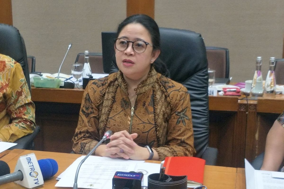 Ketua DPR Puan Maharani saat memberikan keterangan seusai Rapat Konsultasi pengganti Rapat Bamus di Ruang Komisi VII, gedung Nusantara I, Kompleks Parlemen, Senayan, Jakarta, Jumat (18/10/2019).