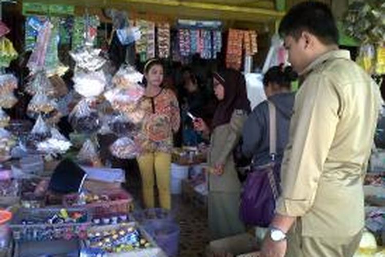Seorang pedagang di Kabupaten Bone, Sulawesi Selatan tengah beradu mukut dengan petugas Balai Pengawasan Obat dan Makanan (BPOM) yang menggelar razia bahan makanan kadaluarsa. Selasa, (23/07/2013).