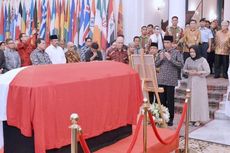 Jokowi Beri Penghormatan Terakhir ke Jenazah Alex Litaay