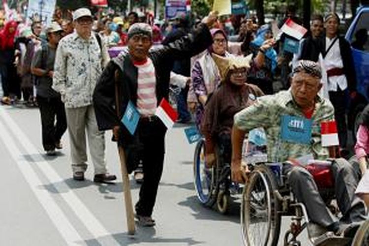 Peserta Karnaval Budaya Disabilitas menuju Bundaran Hotel Indonesia, Jalan MH Thamrin, Jakarta, Selasa (18/8/2015). Selain untuk memperingati Dirgahayu Ke-70 RI, peserta karnaval juga meminta agar DPR segera membahas dan mensahkan RUU Penyandang Disabilitas.