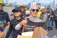 Wanda Hamidah Bagi-bagi Makanan ke Massa Pedemo di Depan Gedung DPR RI