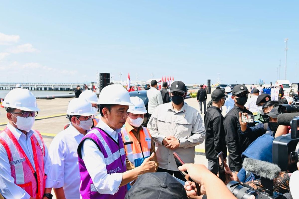 Presiden Jokowi dan Ibu Iriana tiba di Terminal Kijing, Pelabuhan Pontianak, Kabupaten Mempawah, Selasa, 9 Agustus 2022 disambut oleh Menteri Perhubungan Budi Karya Sumadi, Wakil Gubernur Kalimantan Barat Ria Norsa, serta Danlantamal XII Laksma TNI Suharto.