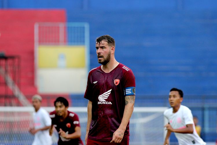 Kapten PSM Makassar Wiljan Pluim saat pertandingan kedua babak penyisihan grup D Piala Presiden 2022 melawan Persikabo 1973 yang berakhir dengan skor 0-1 di Stadion Kanjuruhan Kepanjen Kabupaten Malang, Rabu (15/6/2022) sore.