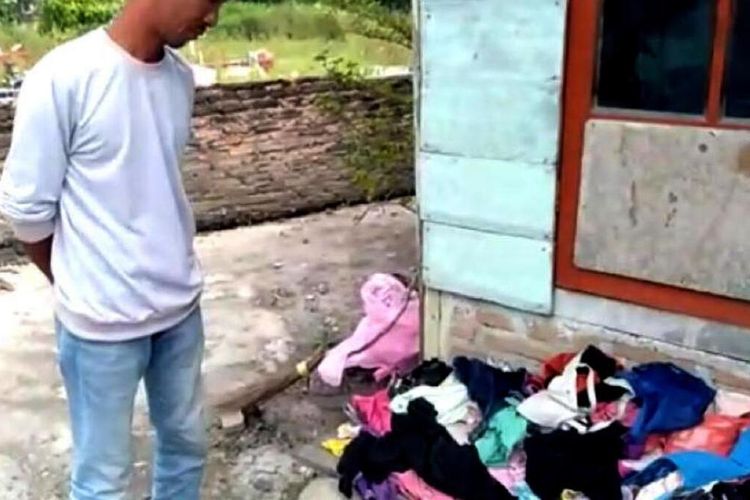 Ribuan pakaian dalam wanita ditemukan di dalam goni besar di kamar seorang duda berinisial SO di Dusun I, Desa Sei Bamban, Kecamatan Sei Bamban, Serdang Bedagai pada Kamis (13/8/2020). Kasusnya terungkap setelah pencurian pintu besi oleh SO terbongkar. Saat kasus temuan pakaian dalam tersebut terkuak, SO sudah pergi meninggalkan desa.(Istimewa)
