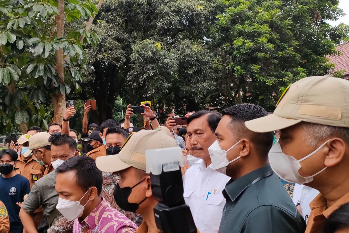 Menteri Koordinator Kemaritiman dan Investasi (Menko Marinves) Luhut Binsar Pandjaitan saat temui para mahasiswa Universitas Indonesia yang protes soal wacana penundaan pemilu dan perpanjangan jabatan presiden di depan Balai Sidang UI, Depok pada Selasa (12/4/2022).