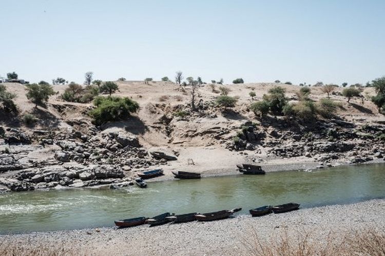 Foto yang diambil di Hamdayet, Sudan timur, pada 8 Desember 2020 ini menunjukkan perahu-perahu terbengkalai di tepi sungai Tekeze yang dikenal sebagai titik penyeberangan perbatasan bagi warga Etiopia yang melarikan diri dari konflik Tigray. 