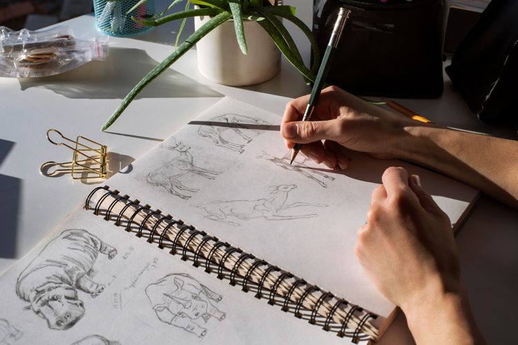 Ilustrator Chenny Aviana dan Saskia Gita berbagi cara menghadapi creative block dan burnout. Sebaiknya istirahat atau tetap berkarya?