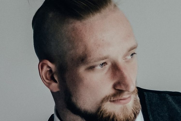 Model rambut pria man bun atau cepol cocok bagi pemilik rambut tebal dan membuat rambut tampak lebih bervolume.
