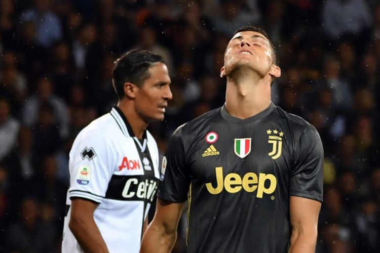 Penyerang Juventus, Cristiano Ronaldo, bereaksi setelah gagal mencetak gol dalam pertandingan Liga Italia melawan Parma, 1 September 2018 di Stadion Ennio Tardini.
