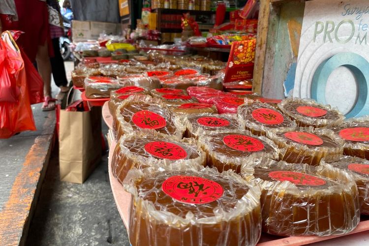 Nian Gao atau kue keranjang biasanya disajikan saat perayaan imlek. Di Pasar Petak Sembilan, Pecinan, Glodok, Jakarta Barat, Rabu (18/1/2023) kue keranjang banyak dijual menjelang Imlek tahun ini. 