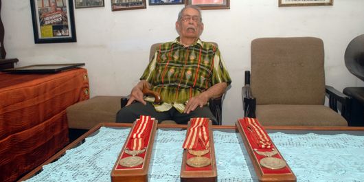 Mantan pembalap sepeda, Hendra Gunawan alias Hendrik Brocks (77) memperlihatkan tiga mendali emas yang diperolehnya pada Asian Games 1962 Jakarta di rumahnya di Sukabumi, Jawa Barat, Rabu (29/8/2018). 