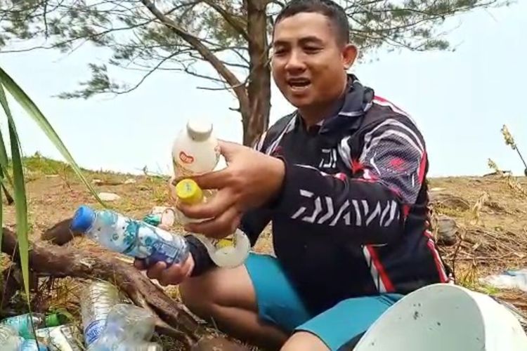 Ratusan sampah plastik yang berasal dari luar negeri berserakan di pantai kawasan konservasi penyu, Desa Sebubus, Kecamatan Paloh, Kabupaten Sambas, Kalimantan Barat (Kalbar). Keberadaan sampah-sampah ini tentu saja mengancam konservasi penyu di kawasan tersebut.