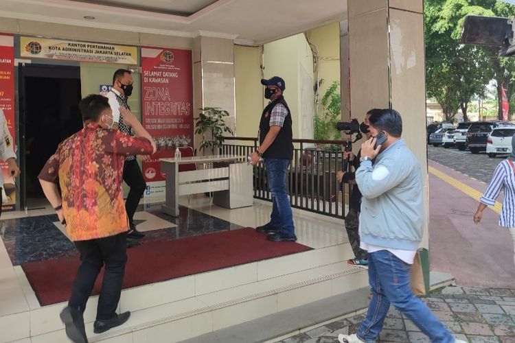 Polisi mendatangi kantor Badan Petanahan Nasional (BPN) Jakarta Selatan di Jalan H.Alwi, Kelurahan Tanjung Barat, Jagakarsa, Kamis (15/7/2022).   Kedatangan polisi tersebut berkaitan dengan penangkapan 4 pejabat BPN wilayah Jakarta dan Bekasi atas kasus mafia tanah. 
