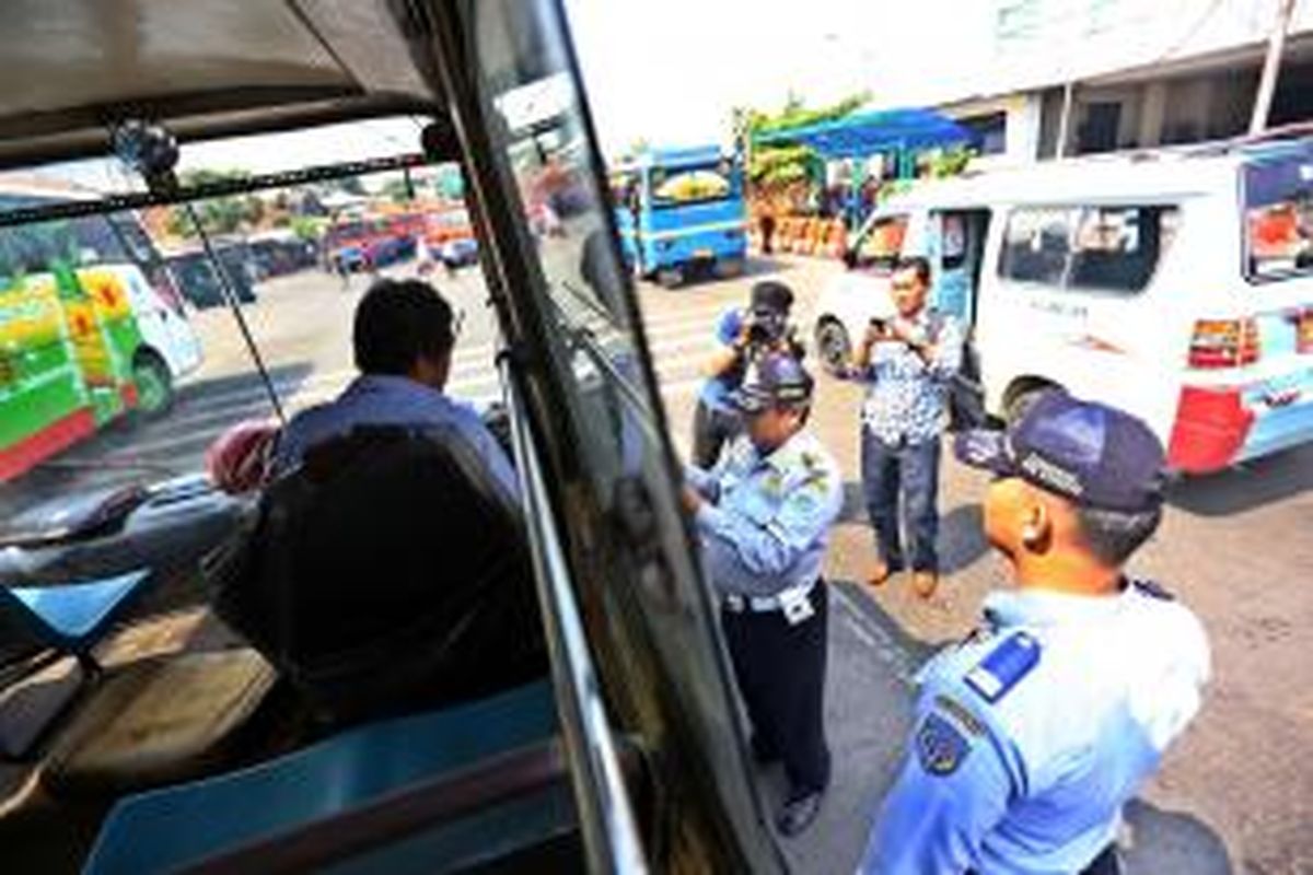 Petugas Dinas Perhubungan memeriksa dan memantau pembayaran angkutan umum di Terminal Senen, Jakarta Pusat, untuk mengantisipasi adanya kenaikan tarif angkutan yang belum ditetapkan pemerintah DKI Jakarta, Selasa (25/6/2013).