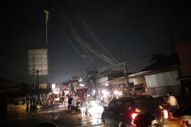 Banjir di Jalan Jatimekar, Jatiasih, Bekasi, Selasa (25/2/2020).