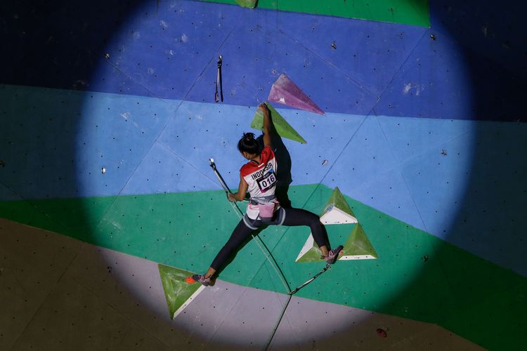 Atlet panjat tebing Indonesia Widya Fujiyanti  mengikuti final kategori Lead Putri pada pertandingan IFSC ACC Asian Championship 2019 di Pakansari, Cibinong, Kabupaten Bogor, Jumat (8/11/2019). Seo Chaehyun dari Korea meraih medali emas, Nanako Kura dari Jepang meraih medali perak, dan Kharisma Ragil Rakasiwi dari Indonesia meraih medali perunggu.