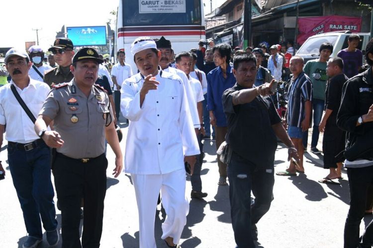 Bupati Purwakarta Dedi Mulyadi mengecek lokasi kecelakaan bus Prima Jasa di Ciganea, Purwakarta, Senin (13/3/2017).