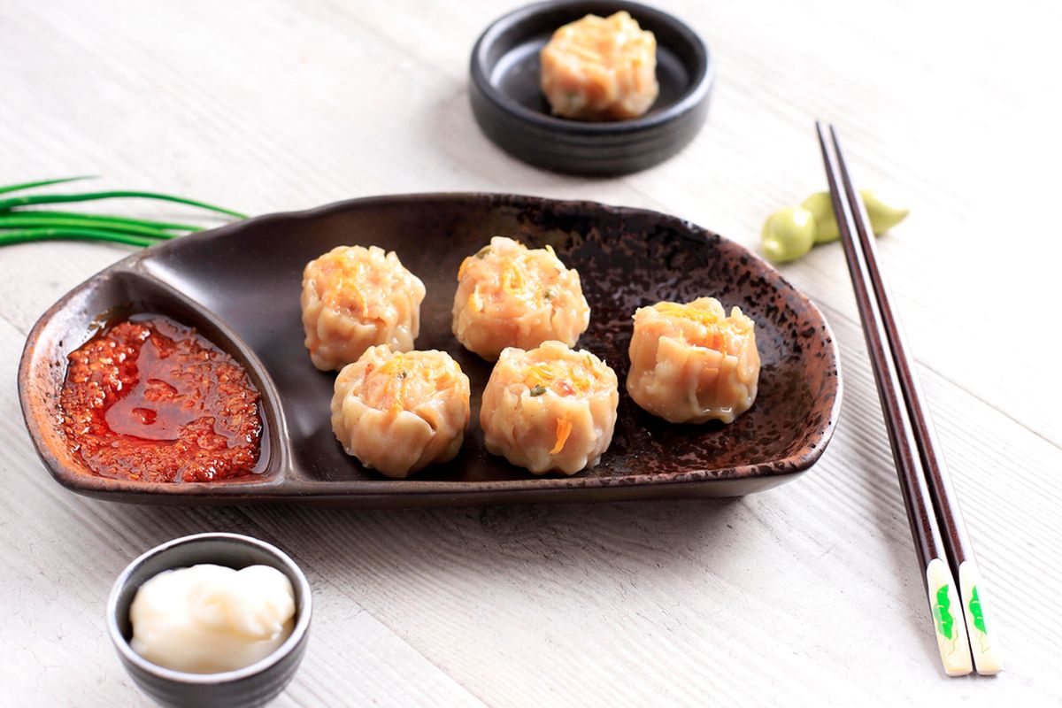 Ilustrasi siomay dimsum dengan chili oil. 