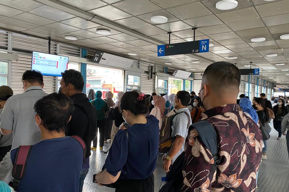 Antrean penumpang di Halte Harmoni, Jakarta Pusat pada Selasa (17/1/2023) pagi. Beberapa rute tersibuk tampak dipadati oleh penumpang yang sudah berbaris di depan peron.  
