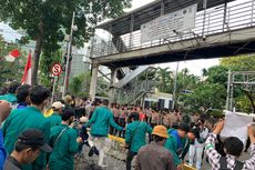 Paksa Maju ke Istana Merdeka, Pedemo Terobos Kawat Berduri di Jalan Medan Merdeka Barat 