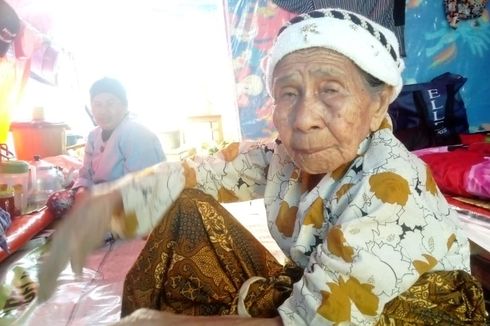 Nenek Berusia 120 Tahun Harus Jalani Sisa Hidupnya di Tenda Darurat