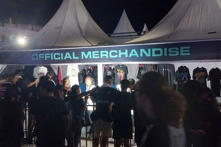 Pembeli antre di booth official merchandise Hammersonic 2023 di kawasan Ancol, Jakarta Utara, Minggu (19/3/2023).