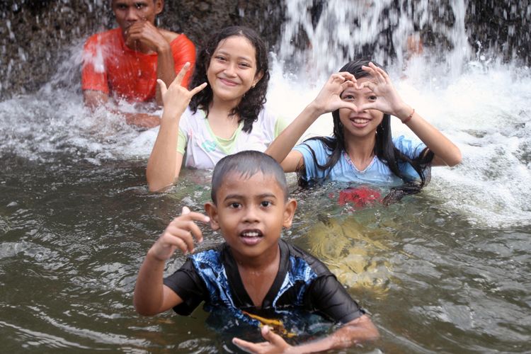 Pengunjung mandi di Sungai Rayap di Desa Panton Rayeuk Sa, Kecamatan Kuta Makmur, Kabupaten Aceh Utara, Aceh, Senin (6/8/2018). 