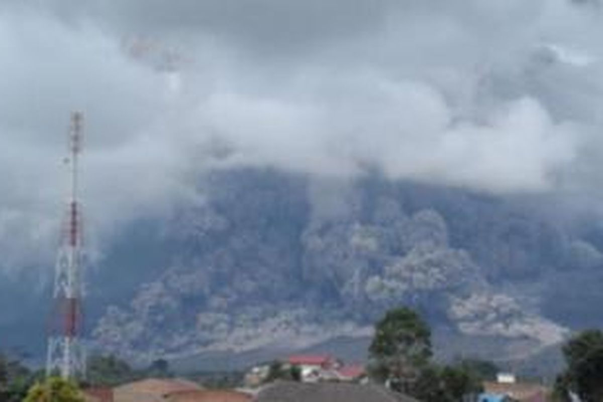 Awan panas Sinabung yang meluncur pada 7 Januari 2014.