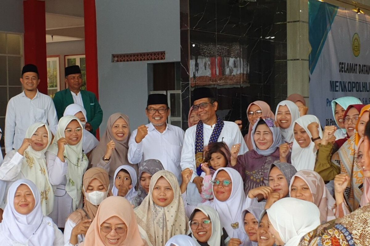 Mahfud MD saat kunjungi Pesantren Darul Qur'an Wal Irsyad di Wonosari, Gunungkidul. Minggu (5/2/2023)