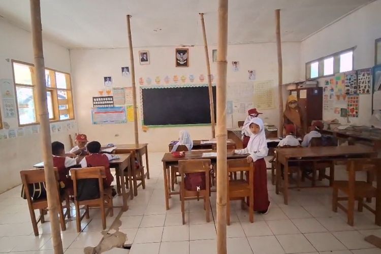 Kelas Rusak Diganjal Bambu, Murid SDN 1 Panggalih Garut Belajar di Bawah Ancaman