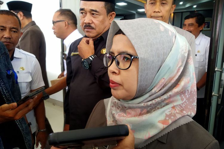 Bupati Blitar Rini Syarifah menjawab pertanyaan wartawan di Kantor DPRD, Rabu (18/10/2023)