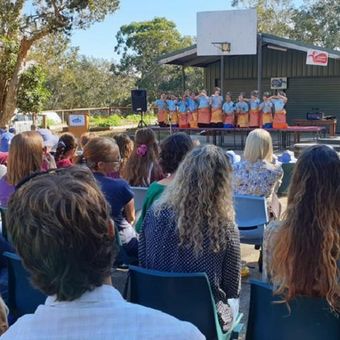 Para murid tampilkan tari saman. (KJRI Sydney)