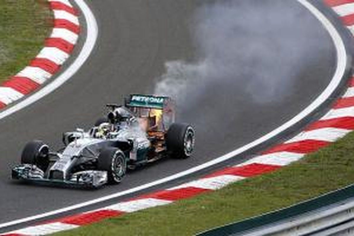 Mobil Lewis Hamilton terbakar saar kualifikasi GP Hungaria.