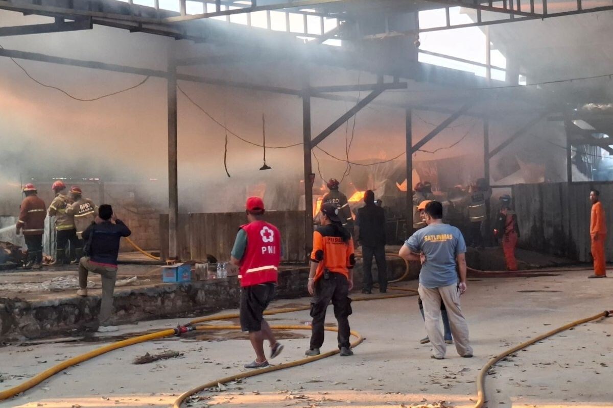 Petugas sedang berupaya memadamkan api gudang furniture terbakar di Padukuhan Blunyahan RT 48, Pendowoharjo, Sewon, Bantul, Daerah Istimewa Yogyakarta, Selasa (14/10/2025) petang