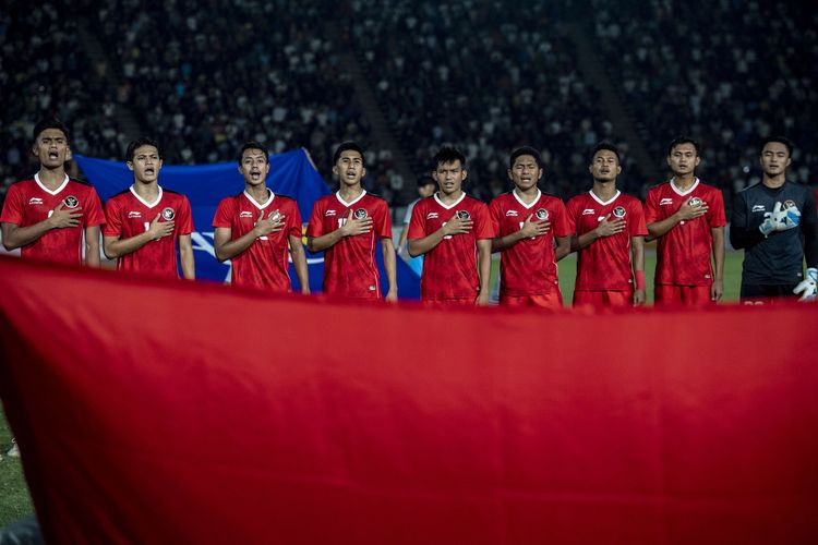 Timnas Indonesia U-22 menyanyikan lagu kebangsaan Indonesia raya jelang tanding melawan Timnas Thailand pada final SEA Games 2023 di National Olympic Stadium, Phnom Penh, Kamboja, Selasa (16/5/2023).