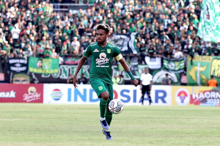 Pemain Persebaya Surabaya Alwi Slamat mengontrol bola saat pertandingan pekan ke-10 Liga 1 2022-2023 melawan RANS Nusantara FC yang berakhir dengan skor 1-2 di Stadion Gelora Delta Sidoarjo, Kamis (15/9/2022) sore.