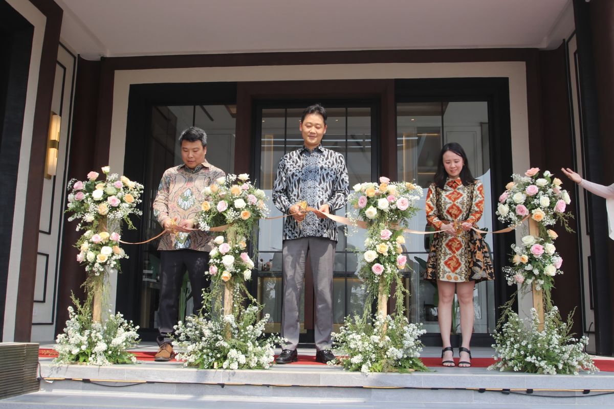 (Kiri-Kanan) President Director PT Lotte Land Sawangan Choi Gab Moon, Business Unit General Manager PT Lotte Land Sawangan Anna Lee, Chairman Vasanta Group Agnus Suryadi, melakukan potong pita secara simbolis menandai diresmikannya Marketing Gallery Eco Town Sawangan, Depok (8/7).